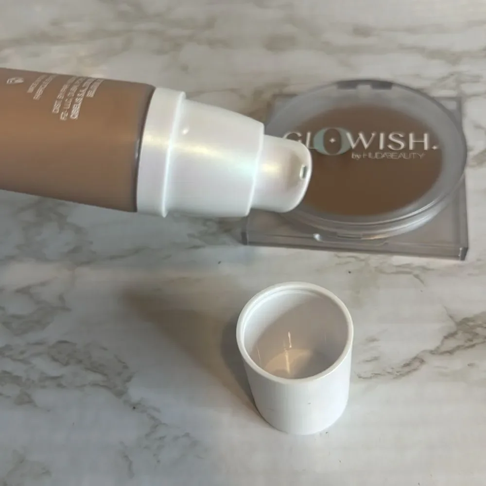 HUDA BEAUTY GloWish luminous Vegan pressed Powder & skin tint color 07 tan light